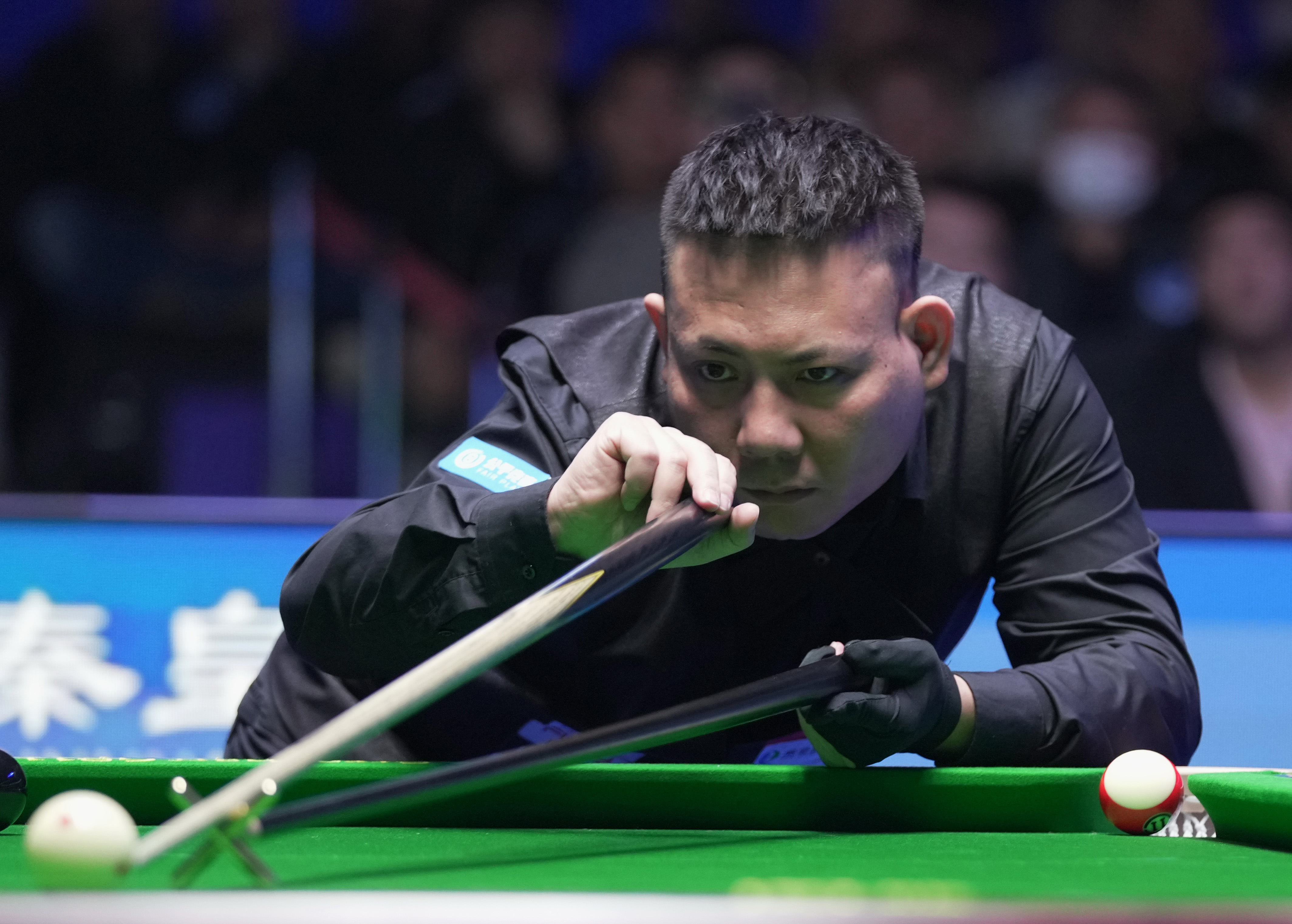 尽管他在某 尽管他在某